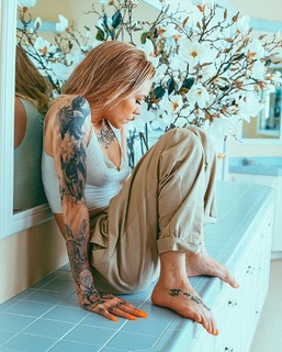 Skylar Grey feet photo thumbnail