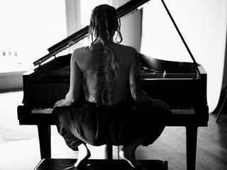 Skylar Grey feet photo thumbnail