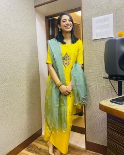 Smriti Mandhana feet photo 13