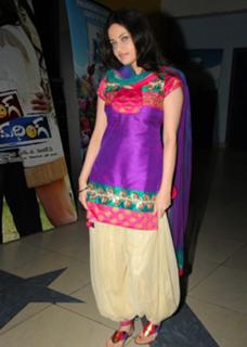Sneha Ullal feet photo 10
