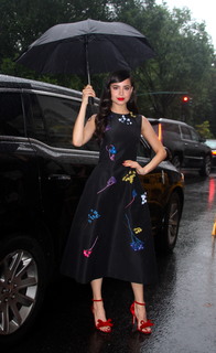 Sofia Carson feet photo thumbnail