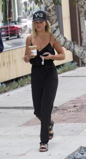 Sofia Richie feet photo thumbnail