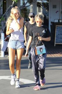 Sofia Richie feet photo thumbnail