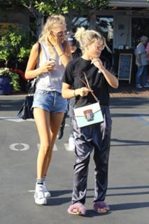 Sofia Richie feet photo thumbnail