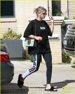 Sofia Richie feet photo thumbnail