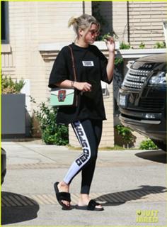 Sofia Richie feet photo thumbnail