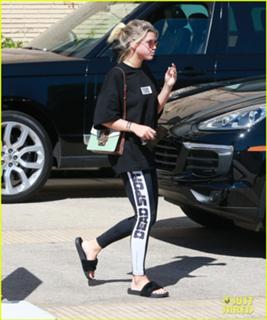 Sofia Richie feet photo thumbnail