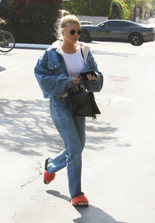 Sofia Richie feet photo thumbnail