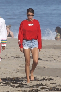 Sofia Richie feet photo thumbnail
