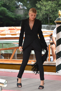 Sofia Richie feet photo thumbnail