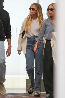 Sofia Richie feet photo thumbnail