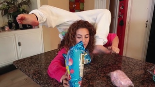 Sofie Dossi feet photo thumbnail