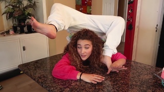 Sofie Dossi feet photo thumbnail