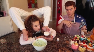 Sofie Dossi feet photo thumbnail