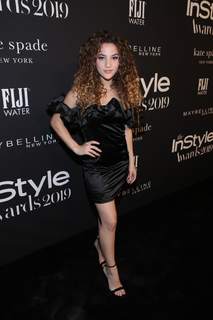 Sofie Dossi feet photo thumbnail