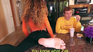 Sofie Dossi feet photo thumbnail