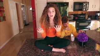 Sofie Dossi feet photo thumbnail