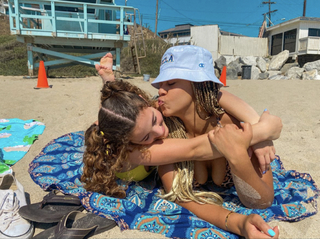 Sofie Dossi feet photo thumbnail