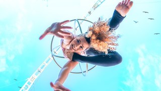 Sofie Dossi feet photo thumbnail
