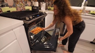 Sofie Dossi feet photo thumbnail