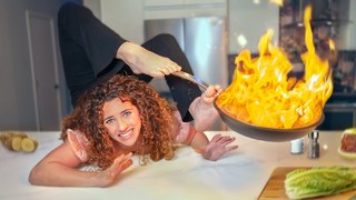 Sofie Dossi feet photo thumbnail
