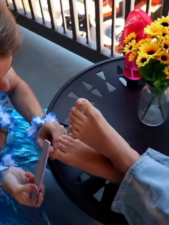 Sofie Dossi feet photo thumbnail