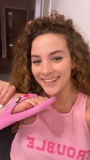 Sofie Dossi feet photo thumbnail