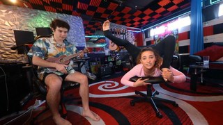 Sofie Dossi feet photo thumbnail