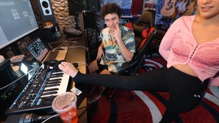 Sofie Dossi feet photo thumbnail