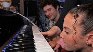 Sofie Dossi feet photo thumbnail