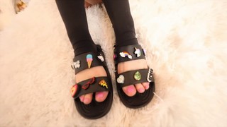 Sofie Dossi feet photo thumbnail