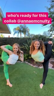 Sofie Dossi feet photo thumbnail