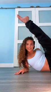 Sofie Dossi feet photo thumbnail
