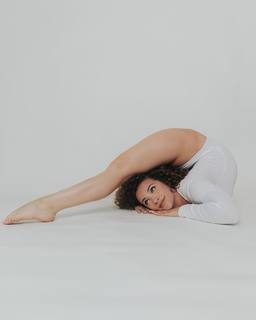 Sofie Dossi feet photo thumbnail