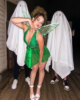 Sofie Dossi feet photo thumbnail