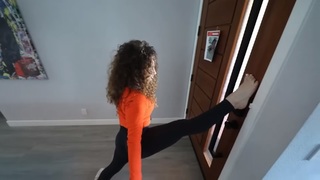 Sofie Dossi feet photo thumbnail