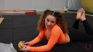 Sofie Dossi feet photo thumbnail