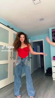 Sofie Dossi feet photo thumbnail