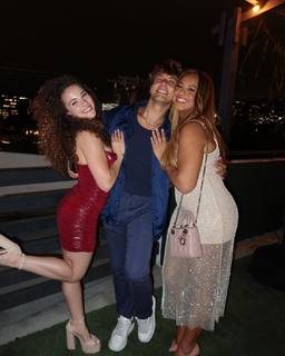 Sofie Dossi feet photo thumbnail