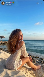 Sofie Dossi feet photo thumbnail