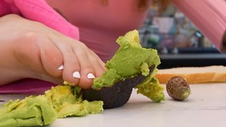 Sofie Dossi feet photo thumbnail