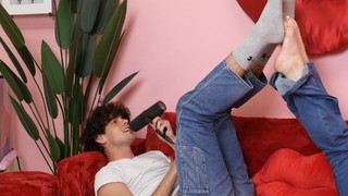 Sofie Dossi feet photo thumbnail