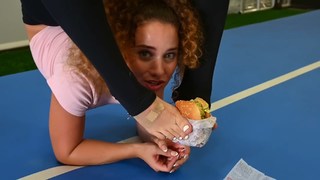 Sofie Dossi feet photo thumbnail