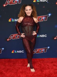 Sofie Dossi feet photo thumbnail