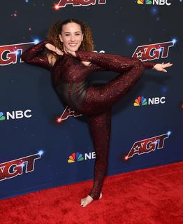 Sofie Dossi feet photo thumbnail