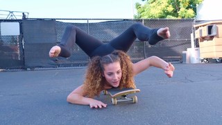 Sofie Dossi feet photo thumbnail