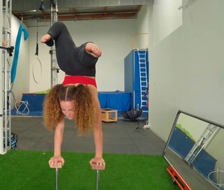 Sofie Dossi feet photo thumbnail