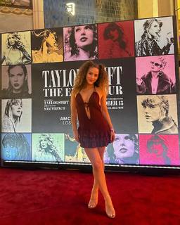 Sofie Dossi feet photo thumbnail