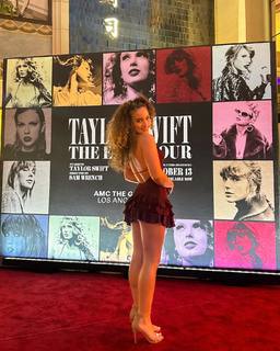 Sofie Dossi feet photo thumbnail