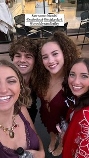 Sofie Dossi feet photo thumbnail